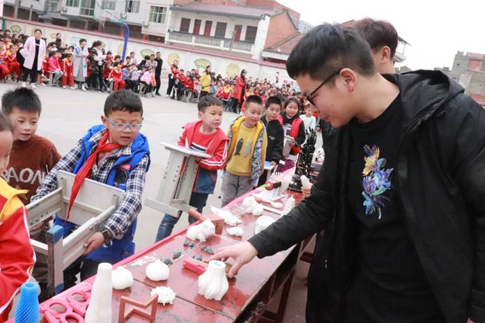 说明: F:\科技下乡\澳门十大信誉好的网站送科技进校园_五里小学\IMG_8532.JPG